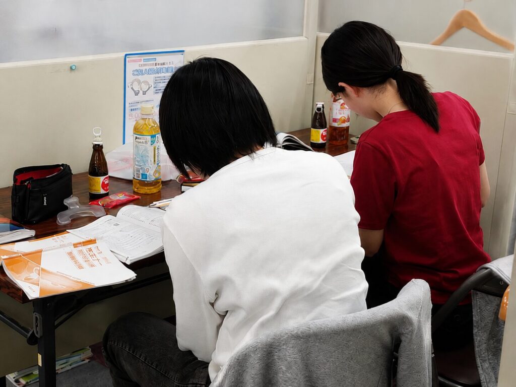 自習をする生徒